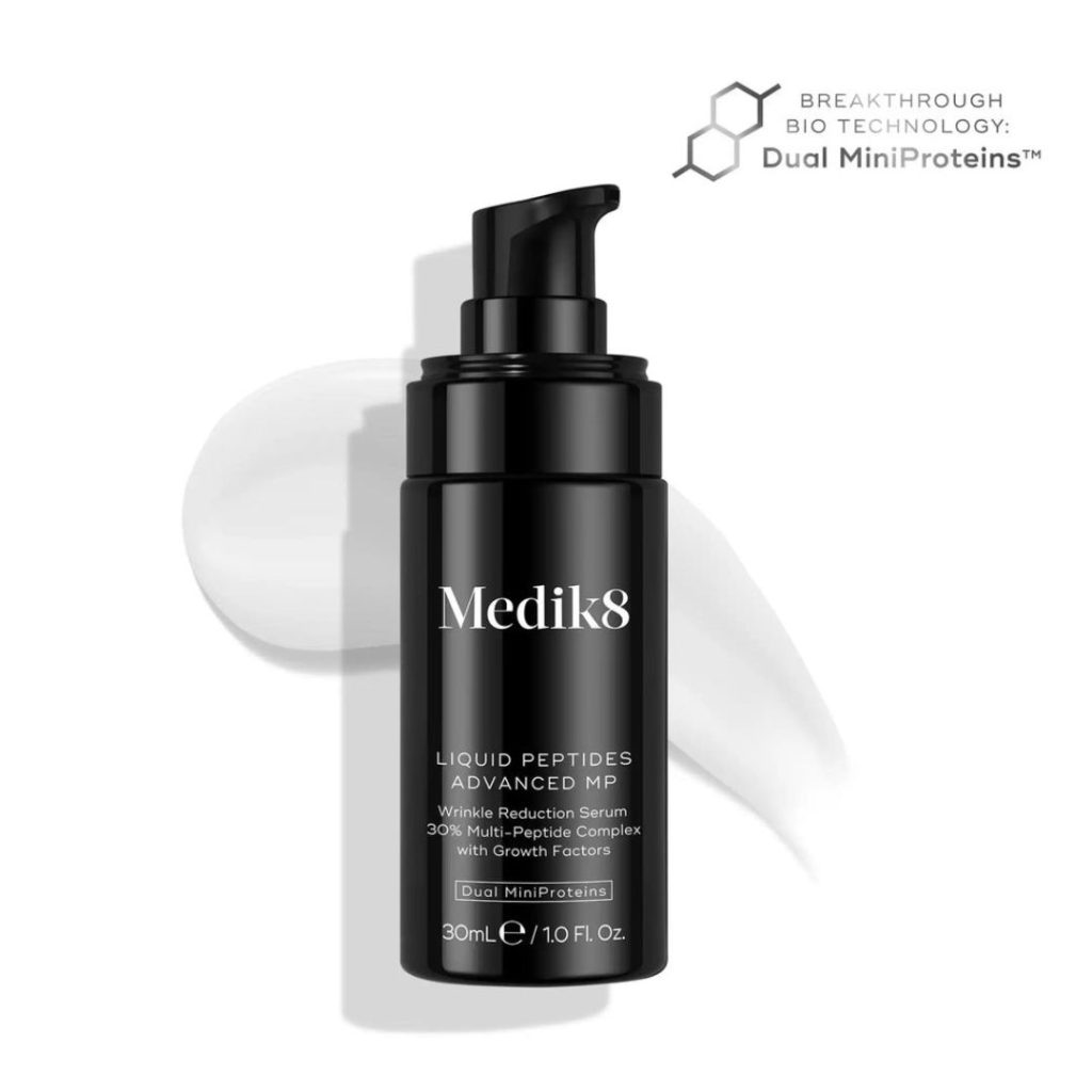 Liquid Peptides Advanced™ de Medik8, sérum antiedad con tecnología avanzada de péptidos que reduce arrugas, reafirma y mejora la elasticidad de la piel.
