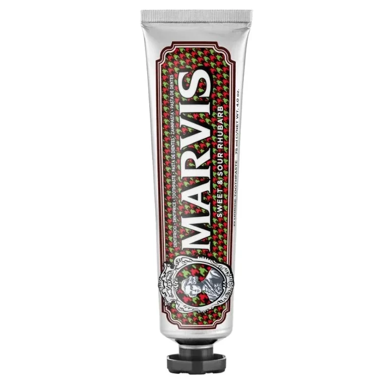 Marvis Sweet & Sour Rhubarb 75 ml, dentífrico con flúor y xilitol de sabor ruibarbo dulce y ácido. Limpia, refresca y cuida la higiene bucal diaria.