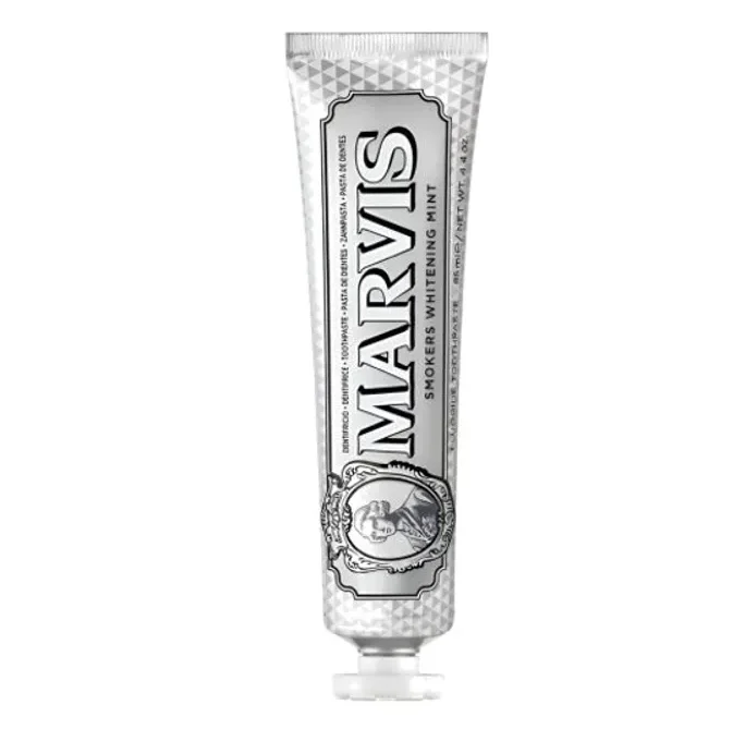 Marvis Smokers Whitening Mint, dentífrico blanqueante para fumadores con flúor, xilitol. Ayuda a limpiar manchas superficiales y refrescar el aliento.