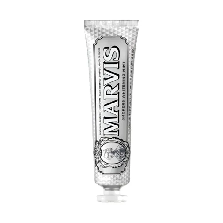 Marvis Smokers Whitening Mint, dentífrico blanqueante para fumadores con flúor, xilitol. Ayuda a limpiar manchas superficiales y refrescar el aliento.