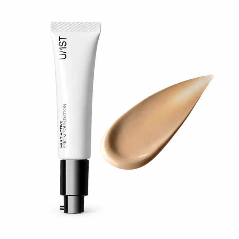 Base de maquillaje sérum tono 1, U/1ST con cobertura modulable, ácido hialurónico y acabado mate luminoso. Disponible en cuatro tonos.