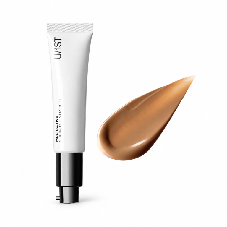 Base de maquillaje sérum tono 3 U/1ST con cobertura modulable, ácido hialurónico y acabado mate luminoso. Disponible en cuatro tonos.